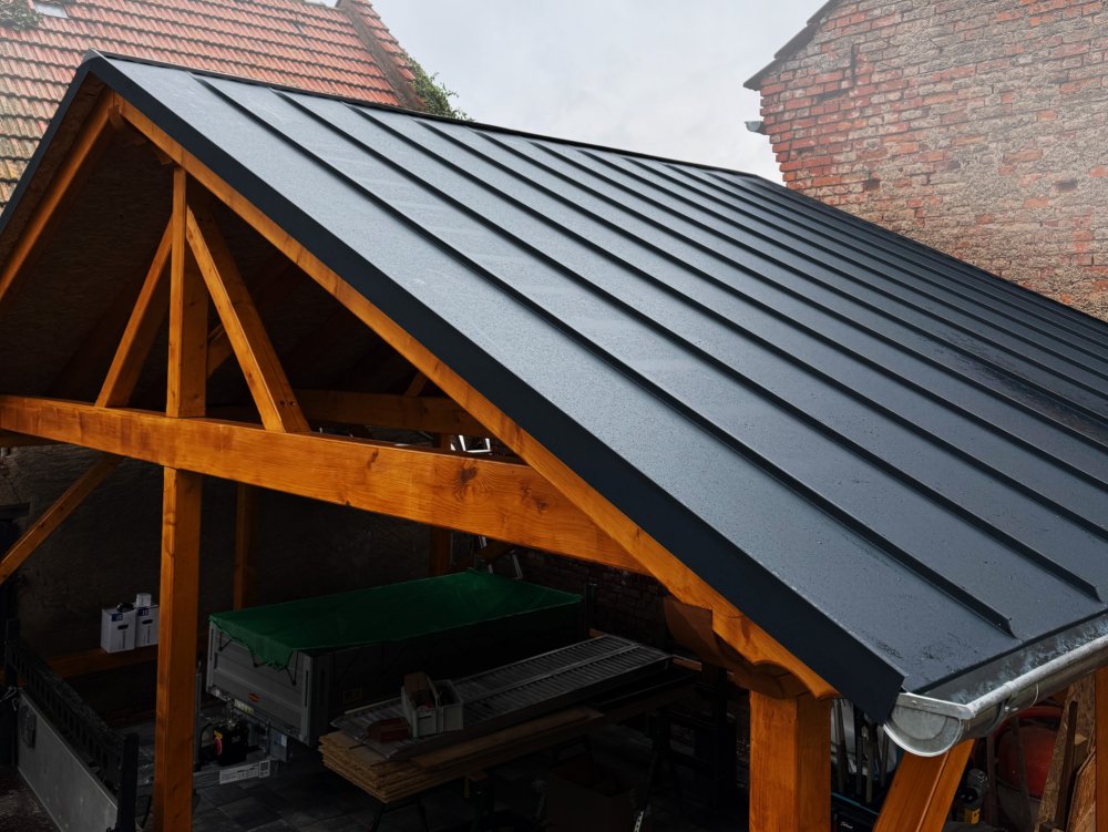 Dach mit Stehfalzeindeckung